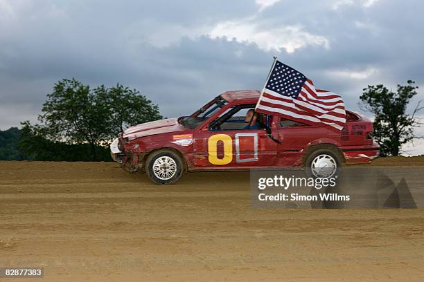 race car with american flag - unfilteredtrend stock pictures, royalty-free photos & images