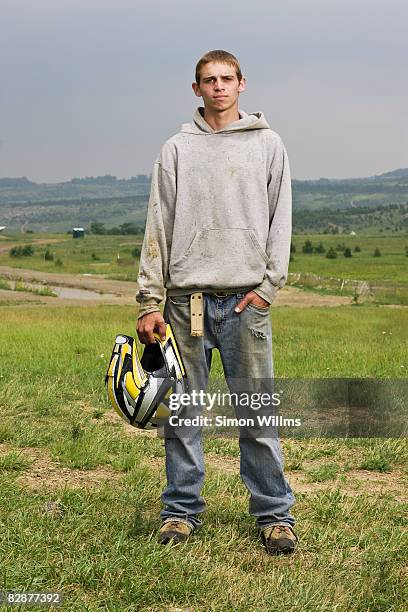 young adult with helmet - tendenciasemfiltro imagens e fotografias de stock