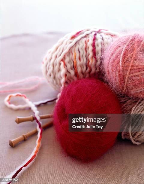 balls of yarn and knitting needles - stricknadel stock-fotos und bilder