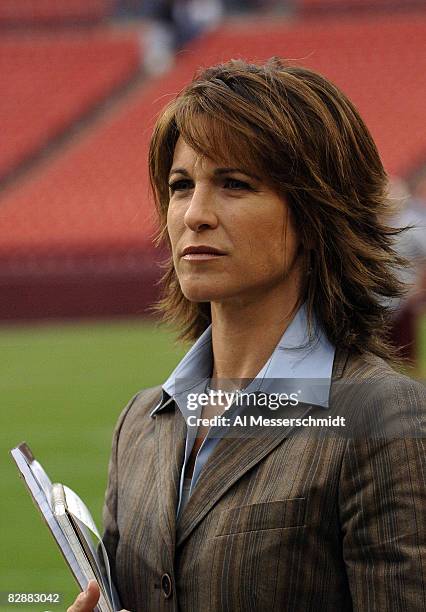 Sideline reporter Suzy Kolber on ESPN Monday Night Football September 11, 2006 in Washington. The Minnesota Vikings defeated the Redskins 19 - 16.