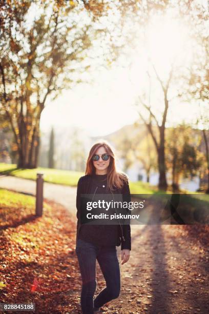 happy woman in autumn park - piskunov imagens e fotografias de stock