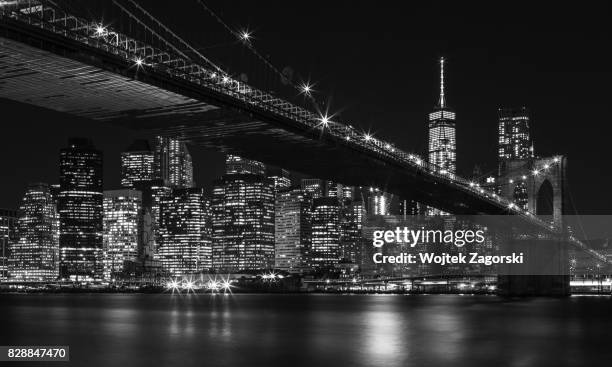 brooklyn bridge at night - east river stock-fotos und bilder