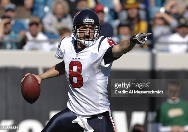 Houston Texans quarterback David Carr sets to pass against the Jacksonville Jaguars Nov. 12, 2006 in Jacksonville. The Texans won 13 - 10.