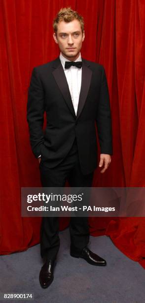 Jude Law arrives for the aftershow party at Sticky Fingers opposite the Royal European Charity Premiere of Anthony Minghella's Cold Mountain at the...