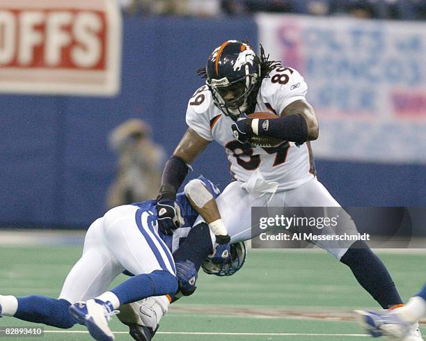 Denver Broncos tight end Dwayne Carswell grabs a pass at the RCA Dome, Indianapolis, Indiana, January 4, 2004 in an AFC wildcard playoff game.