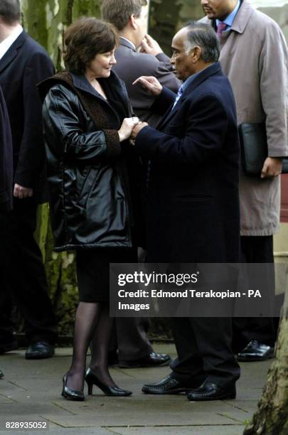 120 Crowded House Family Stock Photos, High-Res Pictures, and Images ...