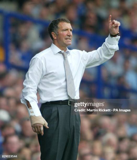 Blackburn Rover's manager Graeme Souness shouts instructions to his team during their Barclaycard Premiership match against Everton at Goodison Park,...