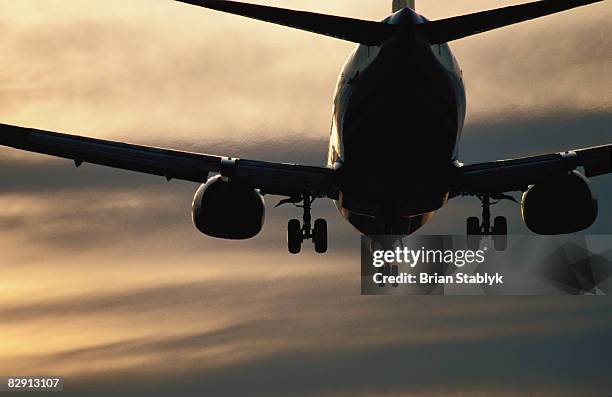 jet aircraft landing - generic location fotografías e imágenes de stock