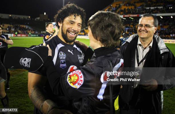 Prime Ministers Helen Clark congratulates Ruben Wiki during the NRL semi final one match between the Warriors and the Sydney Roosters at Mt Smart...