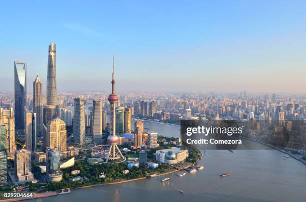 shanghai urban skyline, china - the bund photos et images de collection