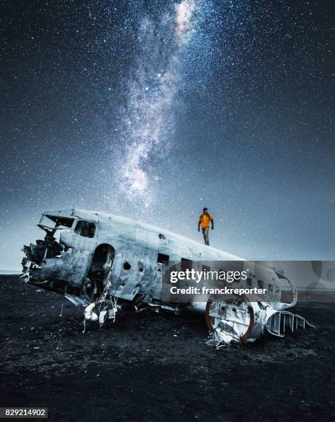 airplane wreck in iceland under the stars - carcass island stock pictures, royalty-free photos & images