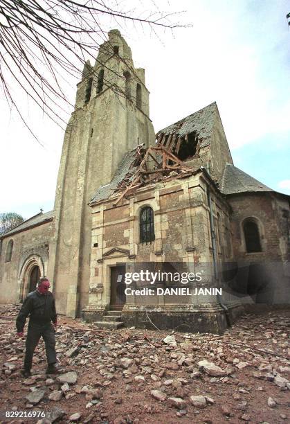 Un homme passe, le 13 avril, devant l'église du XIème siècle de Saint-Quentin-sur-Indrois , classé monument historique, dont le clocher a été détruit...