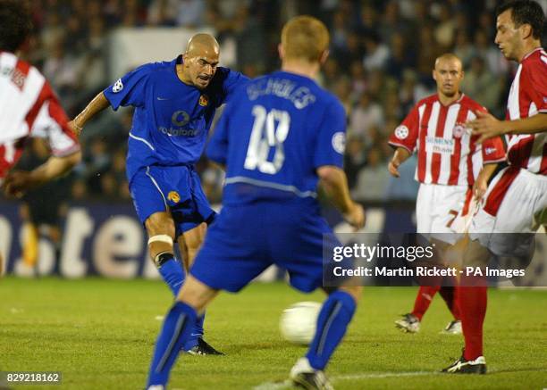 Manchester United's Juan Veron scores his goal against Olympiakos, during thier UEFA Champions League Group F match at the Apollon Rizoupoli Stadium....