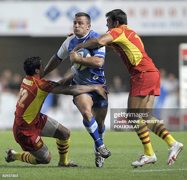 Montpellier's French Frikkie Welsh runs with the ball next to Perpignan's Maxime Mermoz during the French Top 14 rugby union match Montpellier vs....