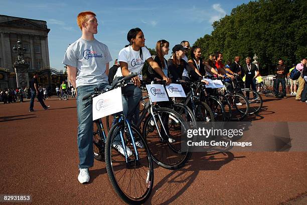 Ed Clancy, Shanaze Reade, Victoria Pendleton, Roxanne McKee, Jamie Staff, Jenny Pacey, Georgie Thompson and Austin Healey pose infront of Buckingham...