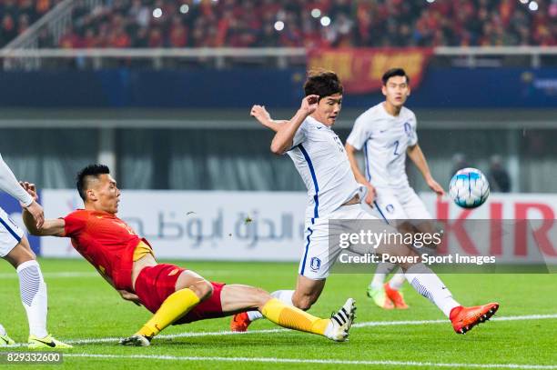 Yu Dabao of China PR fights for the ball with Hong Jeongho of Korea Republic during their 2018 FIFA World Cup Russia Final Qualification Round Group...