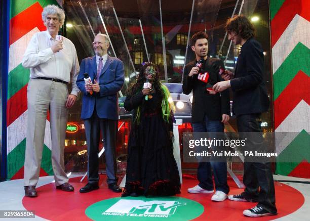 Chris Greener , Sean Shannon , and Elaine Davidson with presenters Dave Berry and Alex Zane during their guest appearance on MTV's TRL - Total...