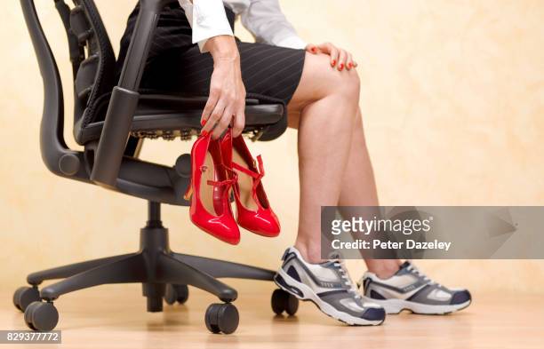 having to wear uncomfortable high heels at work - hallux valgus foto e immagini stock