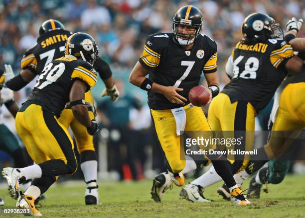 Quarterback Ben Roethlisberger of the Pittsburgh Steelers hands off the ball to running back Willie Parker during the game against the Philadelphia...