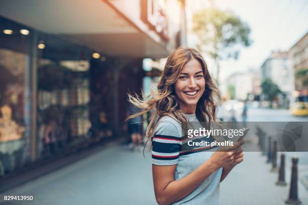 prachtige stad meisje met slimme telefoon - street shopping stockfoto's en -beelden