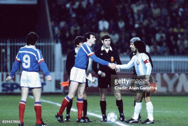 Maxime Bossis of France and Diego Maradona of Argentina during the Friendly match between France and Argentina at Parc des Princes, on 26 April 1986,...