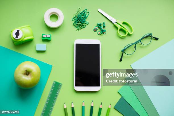 escuela artículos de oficina en fondo verde - material escolar fotografías e imágenes de stock