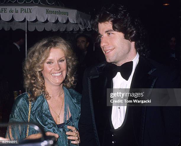 John Travolta Accepts Emmy For Diana Hyland 62 photos et images haute résolution de Diana John Travolta - Getty Images