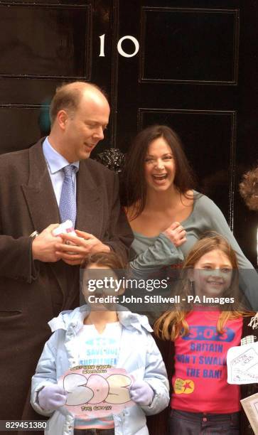 Carole Caplin the health and fitness expert, with Chris Grayling MP, Subrina Simpson and Molly Steemson both aged 9 outside number 10 Downing Street.