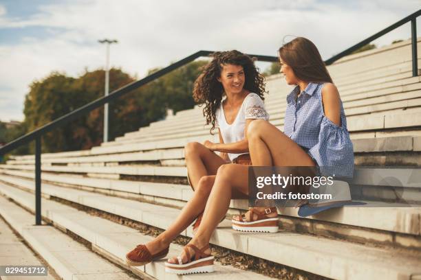 è ora di parlare con le amiche - sandal foto e immagini stock