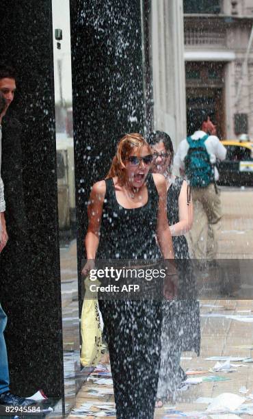 Una mujer es mojada por agua lanzada desde una oficina de la Ciudad Vieja de Montevideo el 29 de diciembre de 2006. Los oficinistas de la Ciudad...