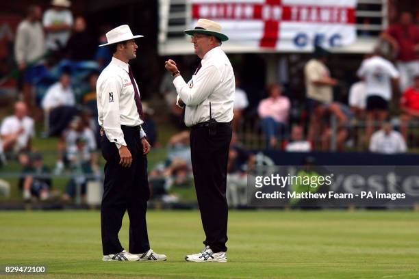 Umpire Darrell Hair and Simon Taufel in discussion over bad light stops play
