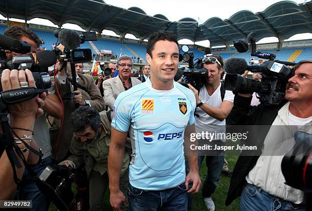 All Blacks Dan Carter of New Zealand is surrounded by the press during his presentation at the Aime Giral Stadium on September 22, 2008 in Perpignan,...