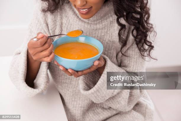 vrouw genieten van warme soep op de winter. - soep stockfoto's en -beelden