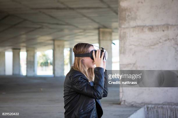 weibliche hipster mit virtual-reality-kopfbedeckungen - vr cardboard stock-fotos und bilder