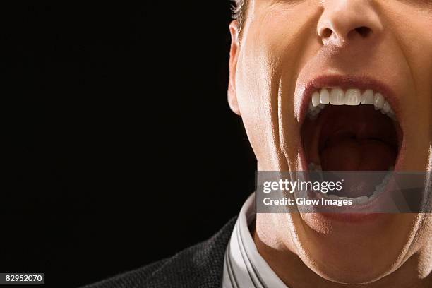 close-up of a businessman shouting - chico gritando abriendo la boca fotografías e imágenes de stock