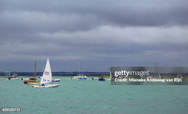 water sports activities at west mersea under threatening skies, essex, england, united kingdom. - mieneke andeweg stock pictures, royalty-free photos & images