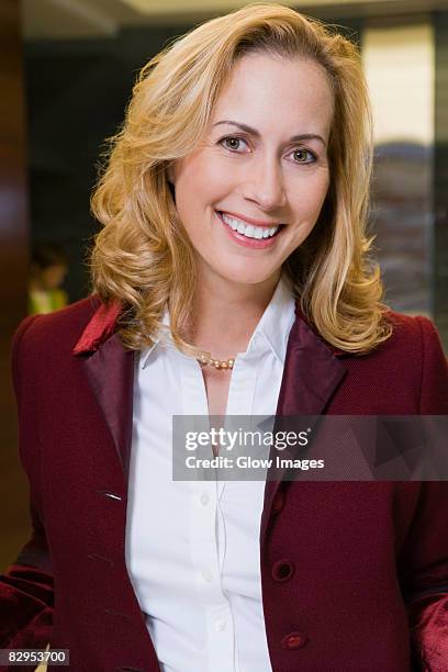 portrait of a businesswoman smiling - endast en medelålders kvinna bildbanksfoton och bilder