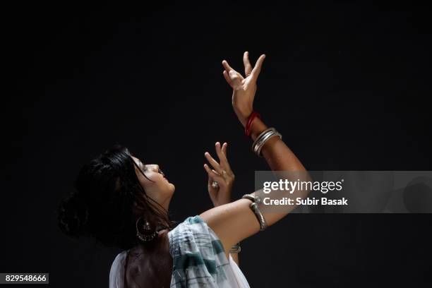 close-up of a young woman performing indian dance. - bharatanatyam dancing stock-fotos und bilder