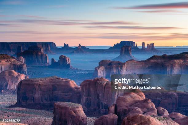 sunrise at hunt's mesa, monument valley, arizona, usa - hunts mesa bildbanksfoton och bilder