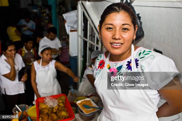 portrait of a young woman smiling, papantla, veracruz, mexico - veracruz 個照片及圖片檔