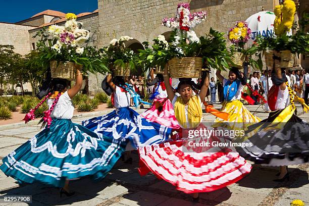 female dancers dancing with potted plant over their head, oaxaca, oxaca state, mexico - characteristic of mexico stock-fotos und bilder