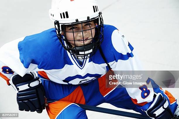 portrait of a boy playing ice hockey - ice hockey day 10 stockfoto's en -beelden