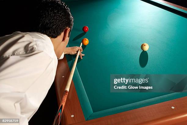 side profile of a man playing pool - billard photos et images de collection