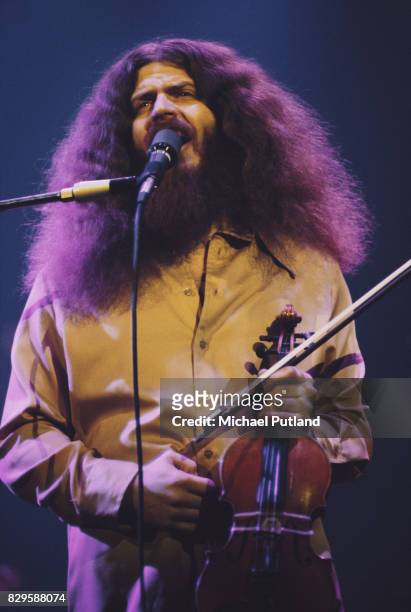 American violinist and singer Robby Steinhard performs with progressive rock band Kansas, 1977.
