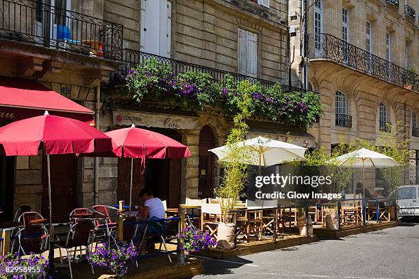 sidewalk cafe at the roadside, porte cailhau, vieux bordeaux, bordeaux, france - bordeaux stock-fotos und bilder