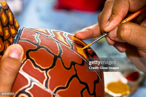 close-up of a person's hand painting on a ceramics, arrazola, oaxaca state, mexico - art and craft product 個照片及圖片檔