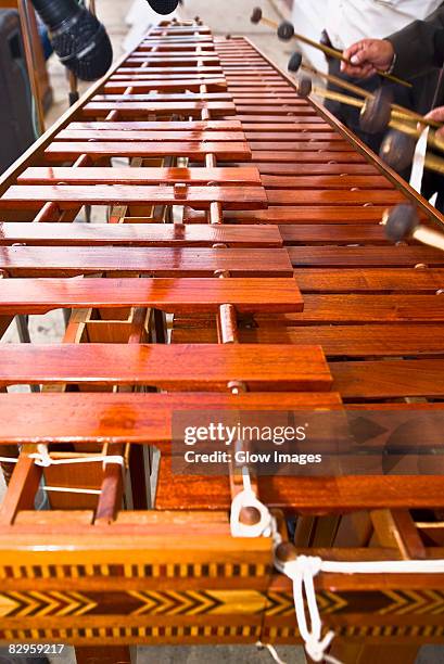 musicians playing marimba, san cristobal de las casas, chiapas, mexico - marimba fotografías e imágenes de stock