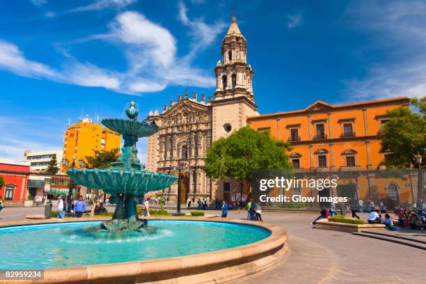 fountain at a town square, plaza del carmen, san luis potosi, mexico - san luis potosí city fotografías e imágenes de stock
