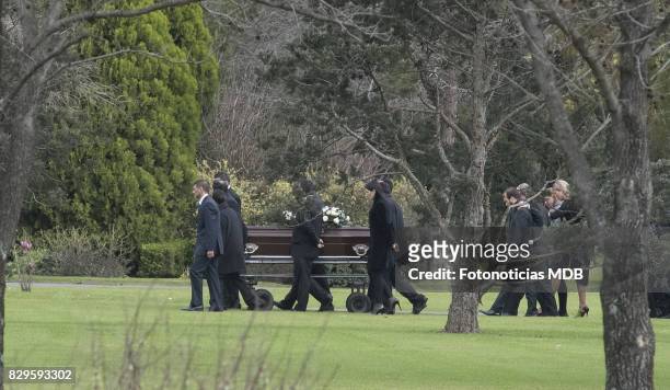 Relatives and friends carry Jorge Zorreguieta's coffin at Parque de la Memoria on August 10, 2017 in Buenos Aires, Argentina.