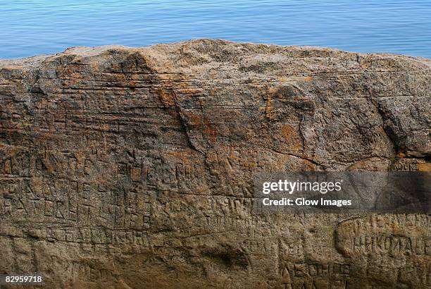 script carved on a rock - bergsvägg bildbanksfoton och bilder